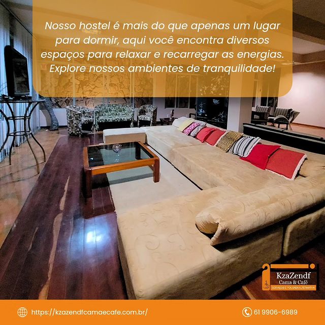 Photo by KzaZendf hostelCama&Café Asa Sul on March 13, 2024. May be an image of sofa, futon, carpet and text that says 'Nosso hostel é mais do que apenas um lugar para dormir, aqui você encontra diversos espaços para relaxar e recarregar as energias. Explore nossos ambientes de tranquilidade! KzaZendf Cama&Café SEVOSCOL3ADATEM https://kazendfcamaecafe.com.br/ 9906-6989'.